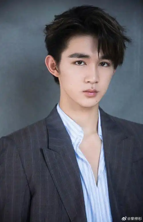 荣梓杉成年了衬衫可以开大点##上海电影节红毯