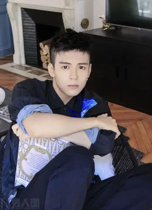 肌肉男:近期曾舜晞发型-小虾米