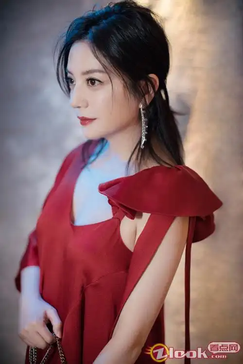 赵薇红裙惊艳亮相金像奖 颁发最佳女主角奖