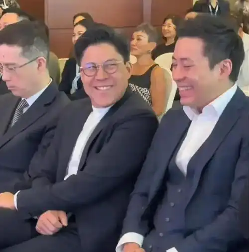 母子俩颜值超高,霍启山风度翩翩|港姐|霍启刚|章子怡_网易订阅