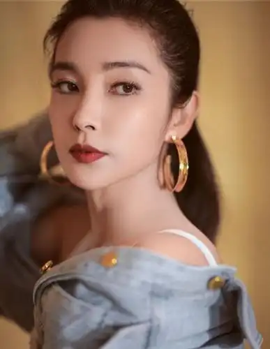 李冰冰穿牛仔服套装 干练又性感