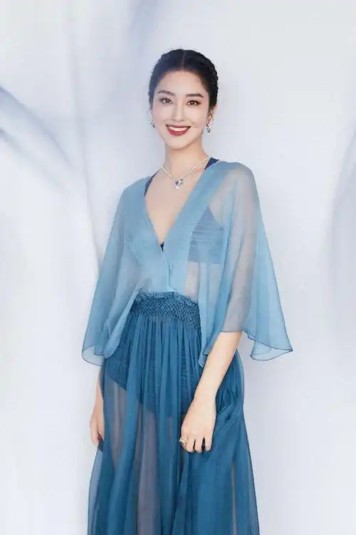 杨采钰身材不比国际名模差一袭蓝色空气薄纱裙清新又撩人