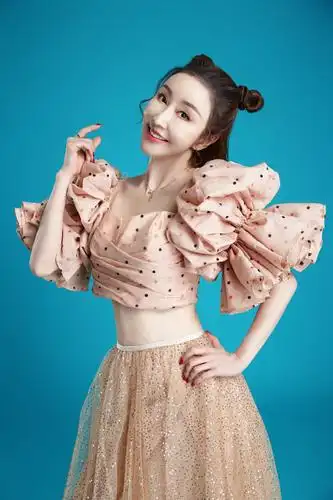 曹茜茜情人节大片甜蜜来袭粉色波点诠释别样浪漫