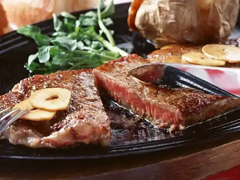 牛排大餐;夜宵少不了烧烤的身影……这是不少都市白领日常饮食的真实