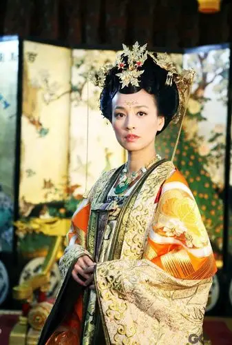 《美人天下》剧中张庭既有之前的机灵个性,又以一袭典雅装扮温柔回归