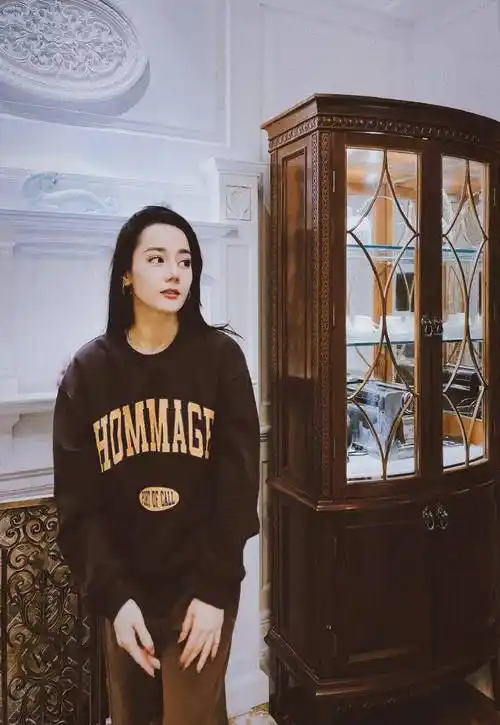 迪丽热巴水晶缀饰礼服高贵又优雅完美突出优越好身材