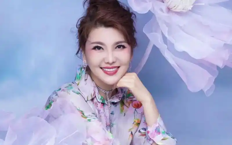 乌兰图雅 《阿尔山的姑娘》现场版