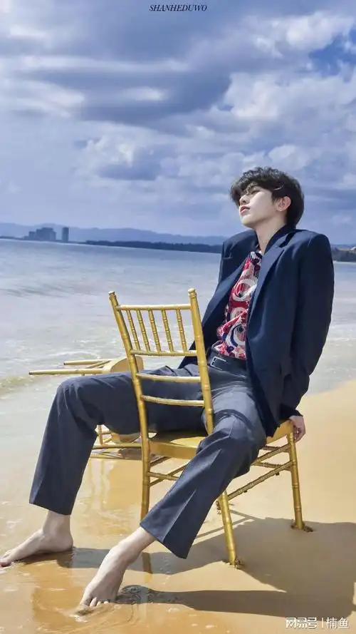 有着1米84的身高优势,让蔡徐坤走在人群中非常抢眼,如此完美的身材