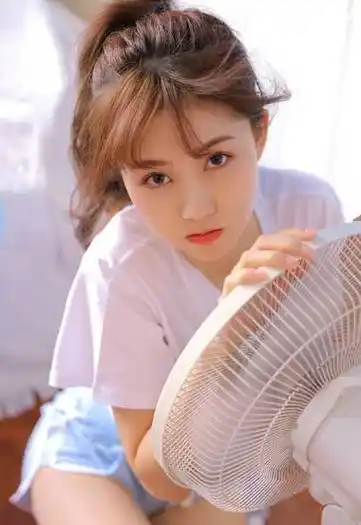 看起来白净简洁的马尾辫发型白衣短裤美少女写真图片