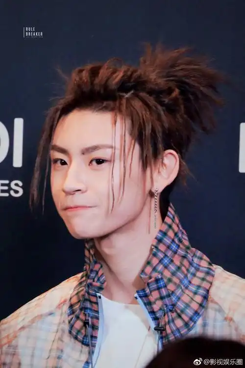 小鬼 高马尾 小鬼真的什么发型都能驾驭,今天微笑的甜度满分