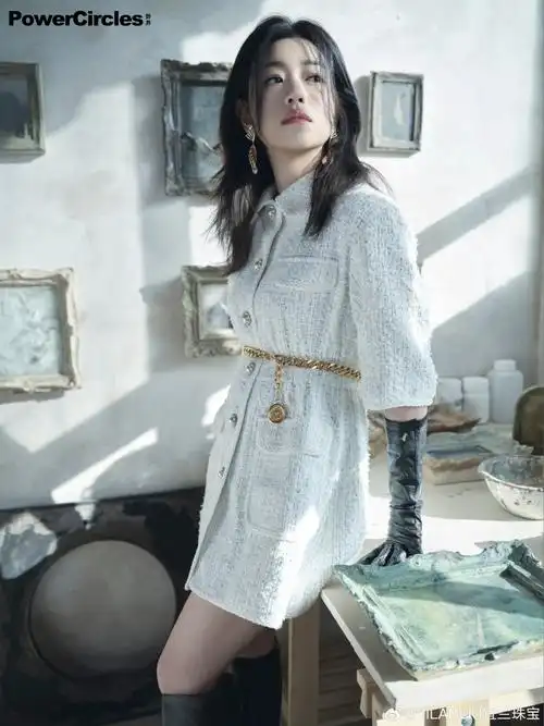 陈妍希佩戴蝶纹鱼尾耳环,像是蝴蝶在耳畔轻轻呢喃,又像美人鱼尾在