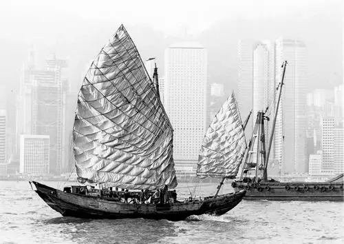 扬帆漫游香江的中式帆船