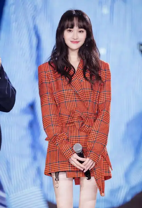 郑爽格纹西装甜美活动图片78