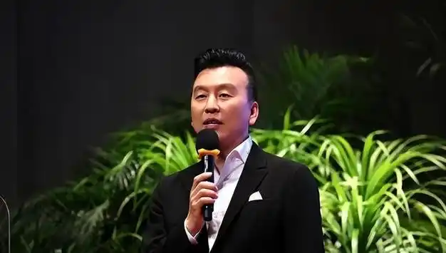 央视主持人张泽群55岁老来得子乐开花妻子身份是个谜