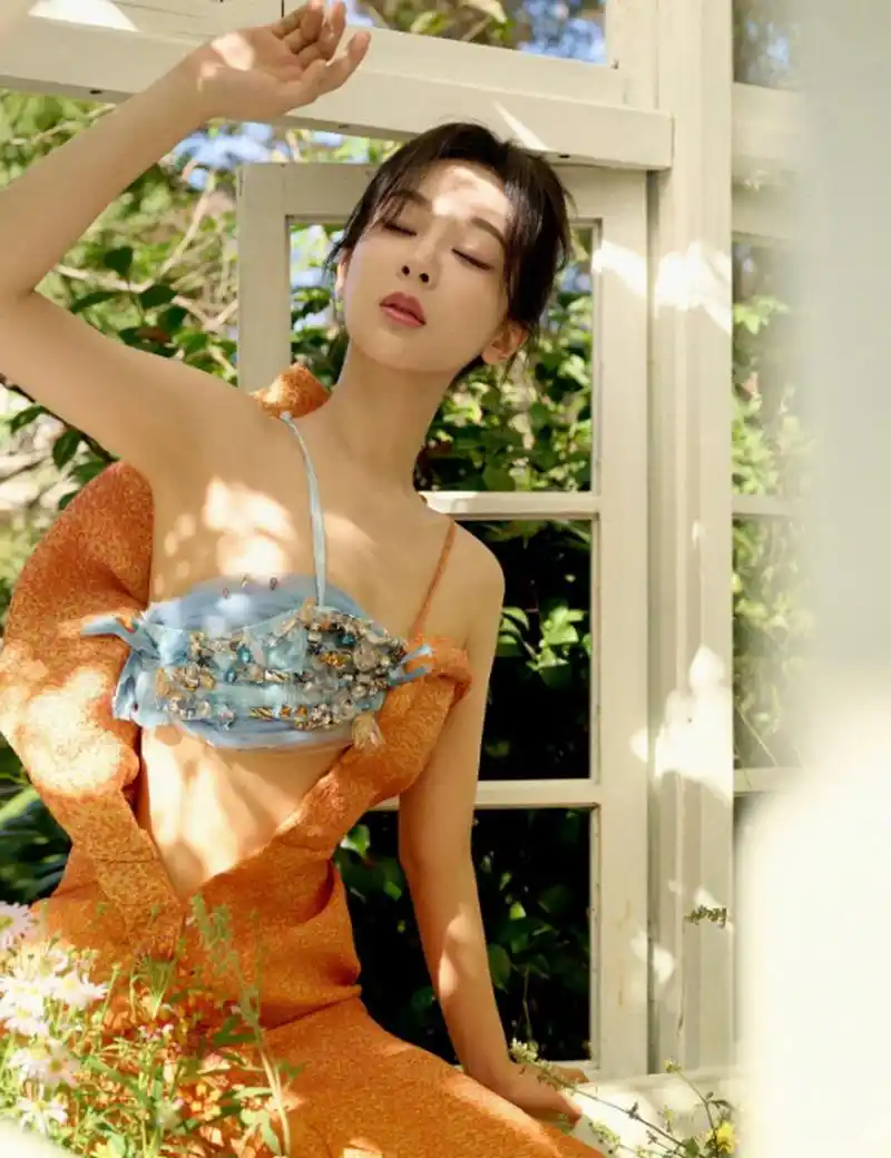 [原文:又被杨紫惊艳到!穿挂脖连.