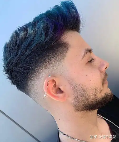 飞机头是一种比碎寸头更长一点的男士发型 ,头顶长度一般在3~5cm左右