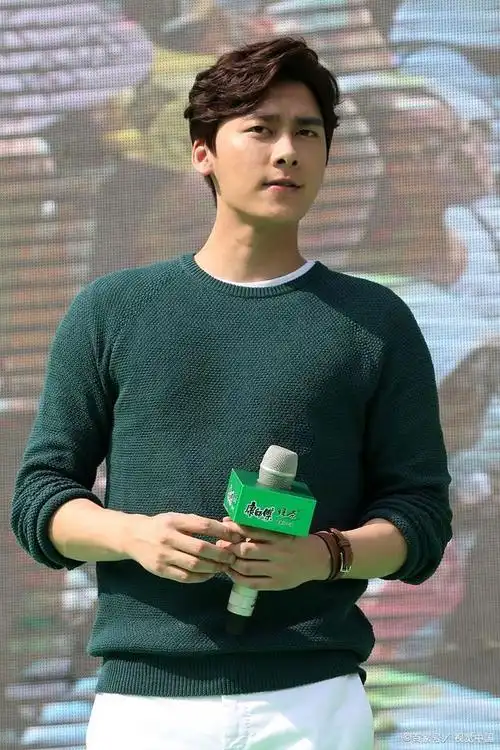 2019年,李易峰和杨紫再度合作了电视剧《亲爱的,热爱的》,饰演顾佳和