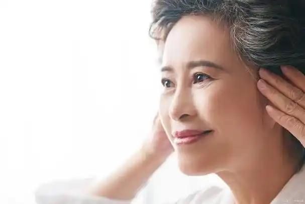 本文将探讨中老年人皮肤的特点,护肤的注意事项,抗衰老的方法以