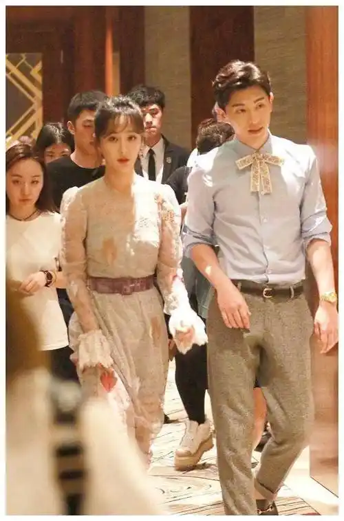 原创和杨紫出席活动邓伦的领结都变情侣款香蜜cp太甜了