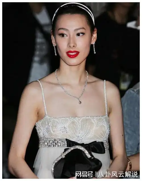 梁洛施生3娃仍保身材如少女吊带裙抢镜夺目引网友尖叫