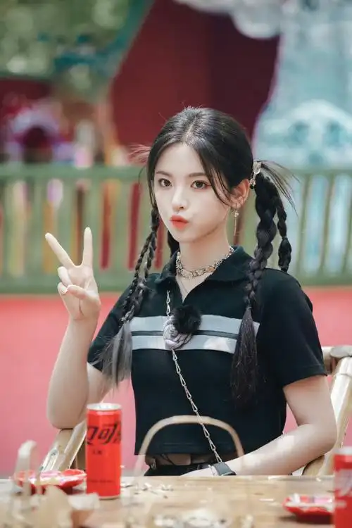 杨超越采耳##杨超越双马尾麻花辫造型