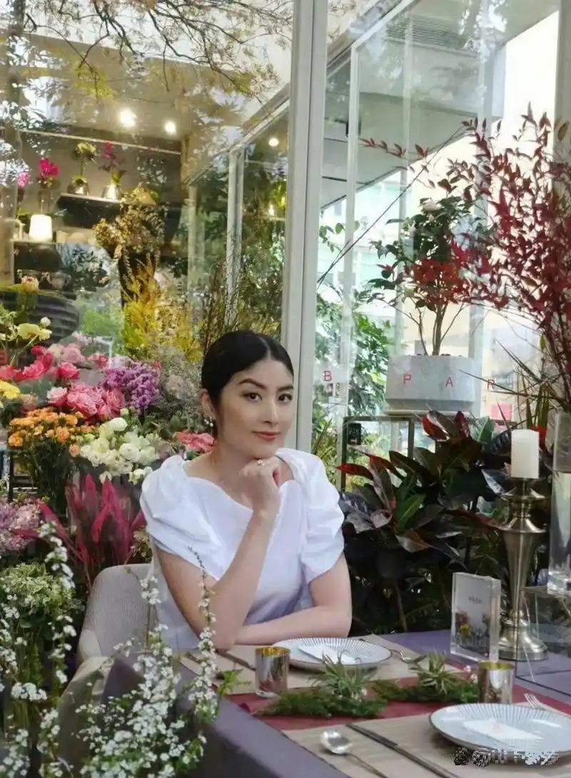 花店里的陈慧琳,看起来年轻漂亮,气质出众,眼神明亮动人,完全不像50岁