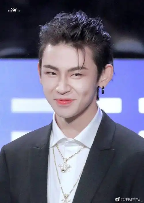 我的充电宝(笑起来的小括号)@小鬼-王琳凯