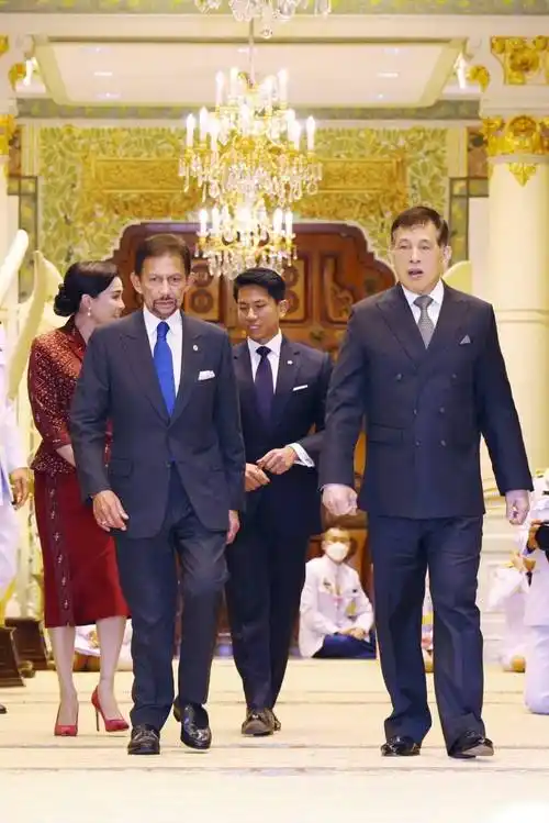 当地时间4月29日,泰国国王拉玛十世玛哈·哇集拉隆功在曼谷大皇宫的