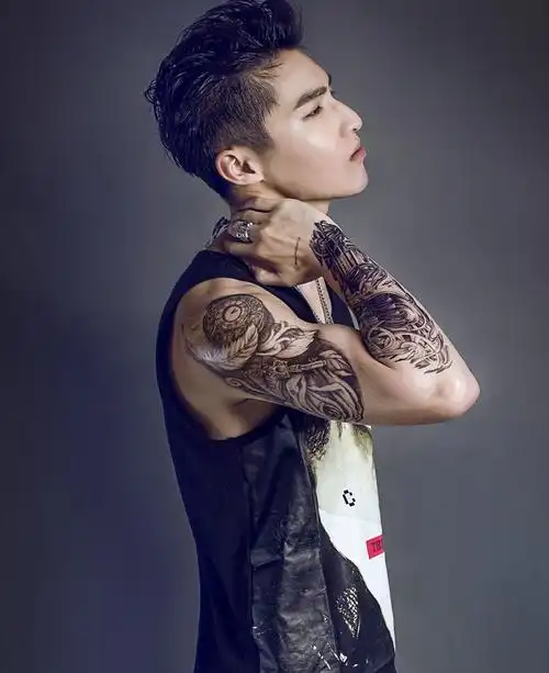 男明星的帅气手臂纹身图案