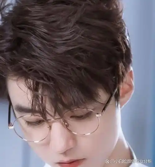 毫无疑问,王俊凯是帅的,五官排列周正,脸型饱满立体度也还不错,是那种