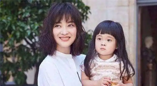 梅婷女儿悄悄长大,仅7岁就拥有惊人颜值,从此告别"蒙奇奇"_孩子_影响