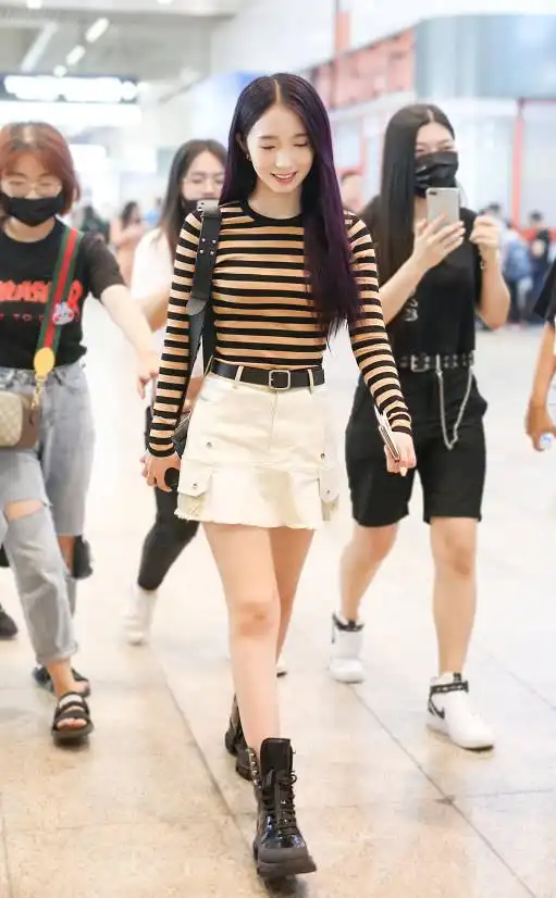 孟美岐身穿黄黑条纹长袖t恤搭配白色小短裙 打扮时尚清新