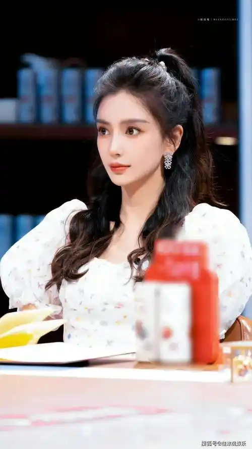 白色泡泡袖碎花裙,搭配半扎高马尾发型,靓丽脱俗_杨颖_网友_感觉