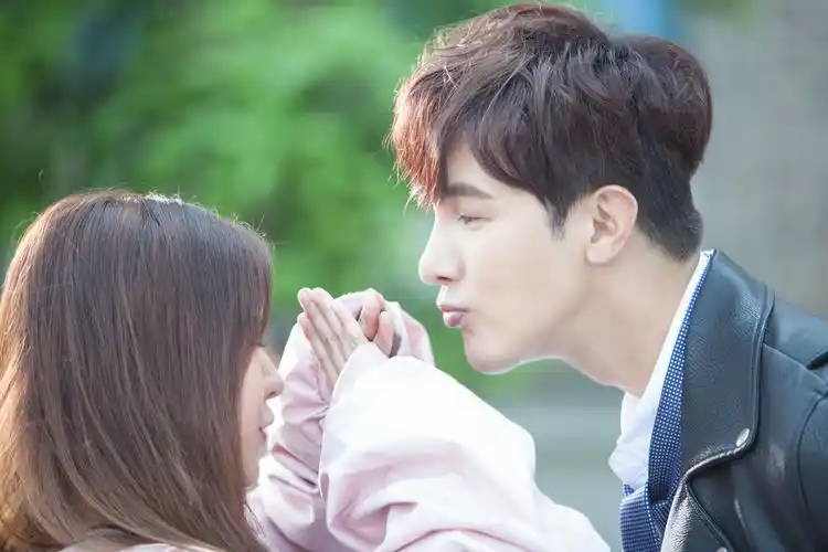 谢佳见《王子大人》圈演技粉,"进口王子"获赞偶像剧男主清流