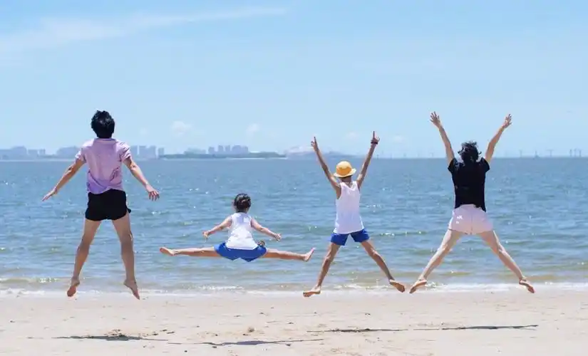 邓超孙俪海边放风筝!(互换裤子穿情侣装打赤脚兴奋大笑好恩爱)