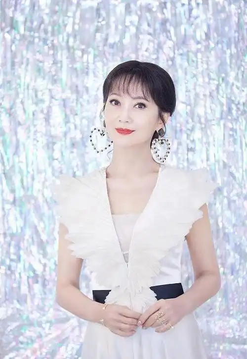 70岁赵雅芝不认老竟敢穿超短裤,大秀性感美腿,远看就像一少女