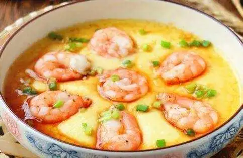 香油,葱花 制作步骤:1,我们在制作鲜虾蒸蛋的时候,首先准备好虾仁与