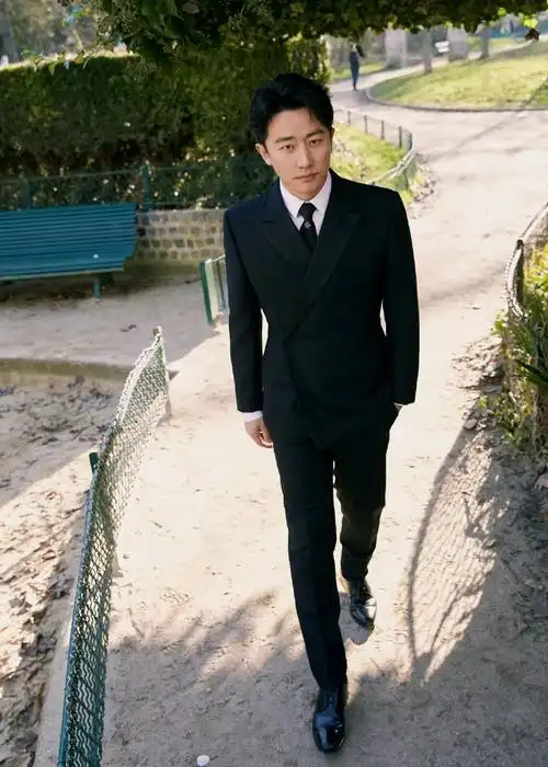 35岁黄轩帅气造型穿上西装绅士范十足展现独特气质