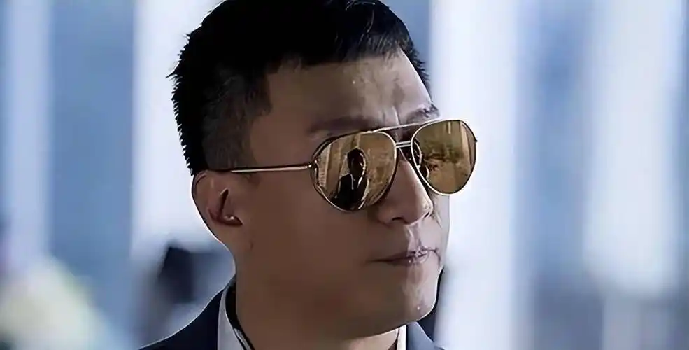 孙红雷:凭借努力考入中戏,曾经被《人民日报》夸奖为爱国演员_丁嘉丽