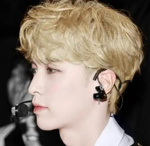 张艺兴金发侧颜上热搜好帅但我更喜欢黑发