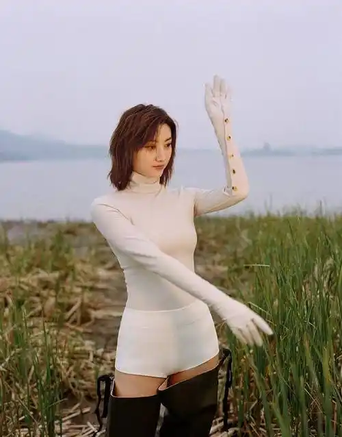 景甜终于不藏了,穿"无痕"套装秀好身材,长靴拉到大腿根超时髦_时尚