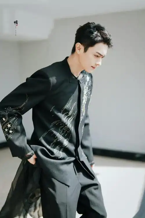 许凯横店见面会#许凯今日横店见面会粉丝到场好多人哇,新中式妆造和