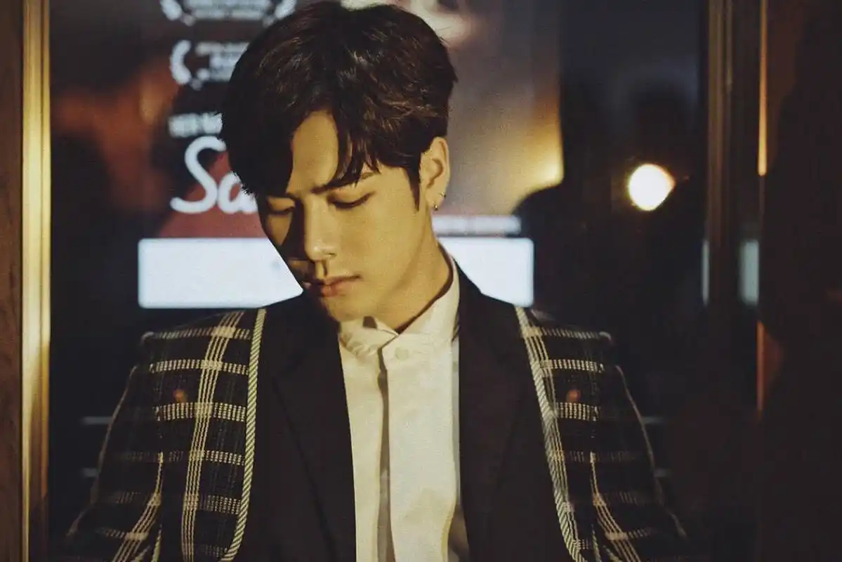 原创王嘉尔见到杨紫害羞到捶墙王嘉尔整场节目携带蜜汁微笑