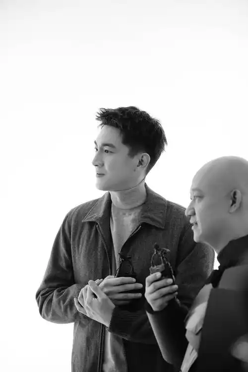 林更新出席品牌发布会活动利落短发帅气十足