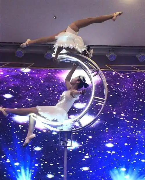 精彩的高空杂技表演《月亮环》