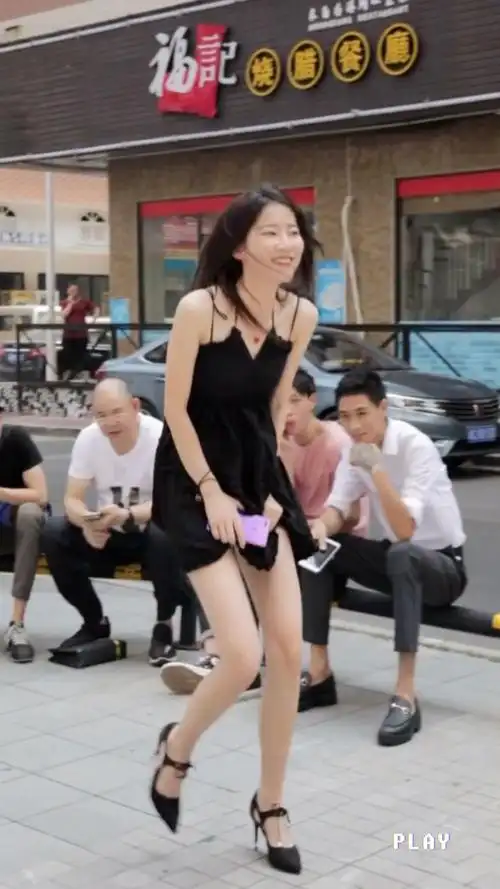 小姐姐的裙子被风刮起来了