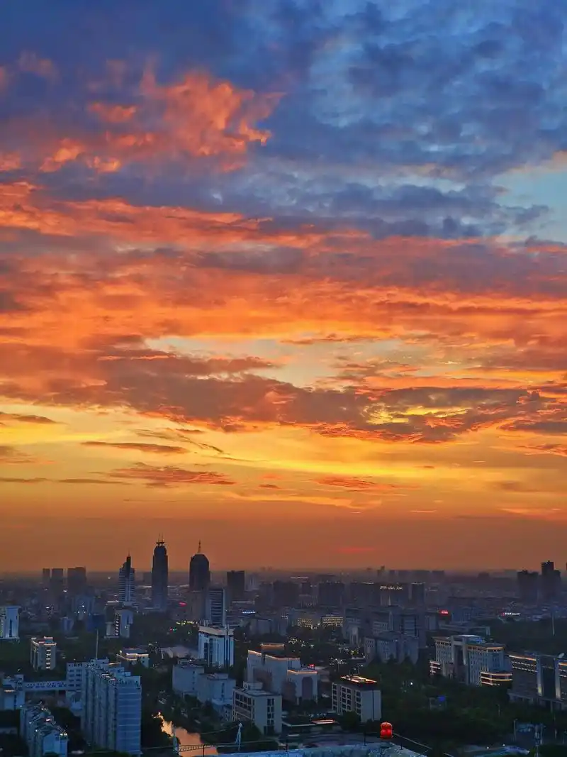 世纪晚霞.黄昏时分,城市披上了一层金黄的轻纱,天际线上的建筑 - 抖音