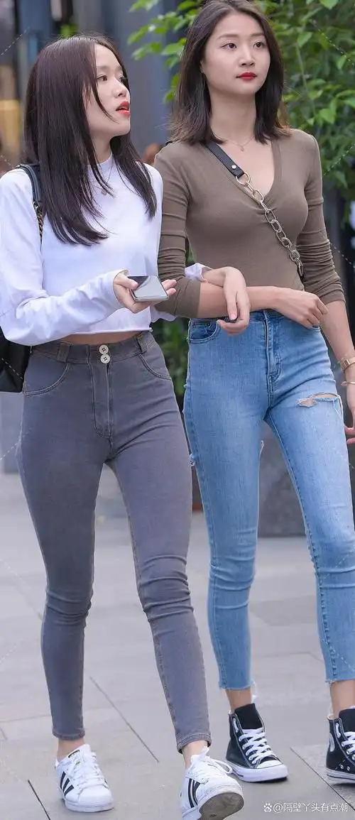 朴实无华大众款式小脚牛仔裤搭配长袖打底衫邻家女孩穿搭