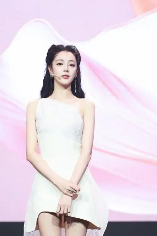 迪丽热巴今年第13套高定