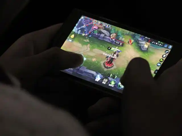 熬夜打游戏挣钱,每晚收入在3000元左右,这样的男友值得拥有吗?